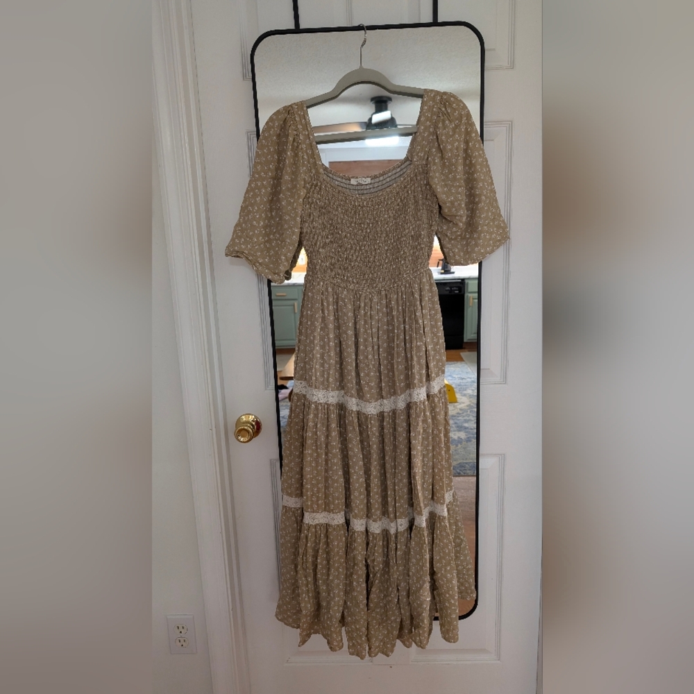 Midi Dress with Floral Patterns and Lace Details